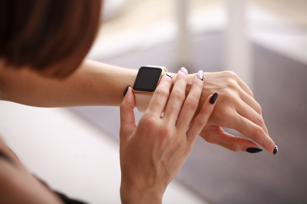 使用她 smartwatch 在家里，在客厅里