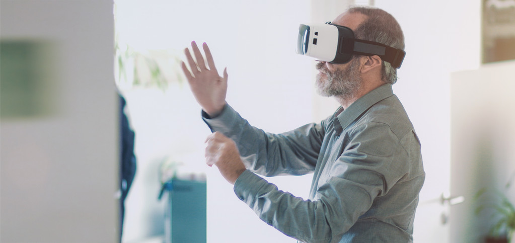 成熟商务男人穿虚拟现实谷歌 / Vr 眼镜