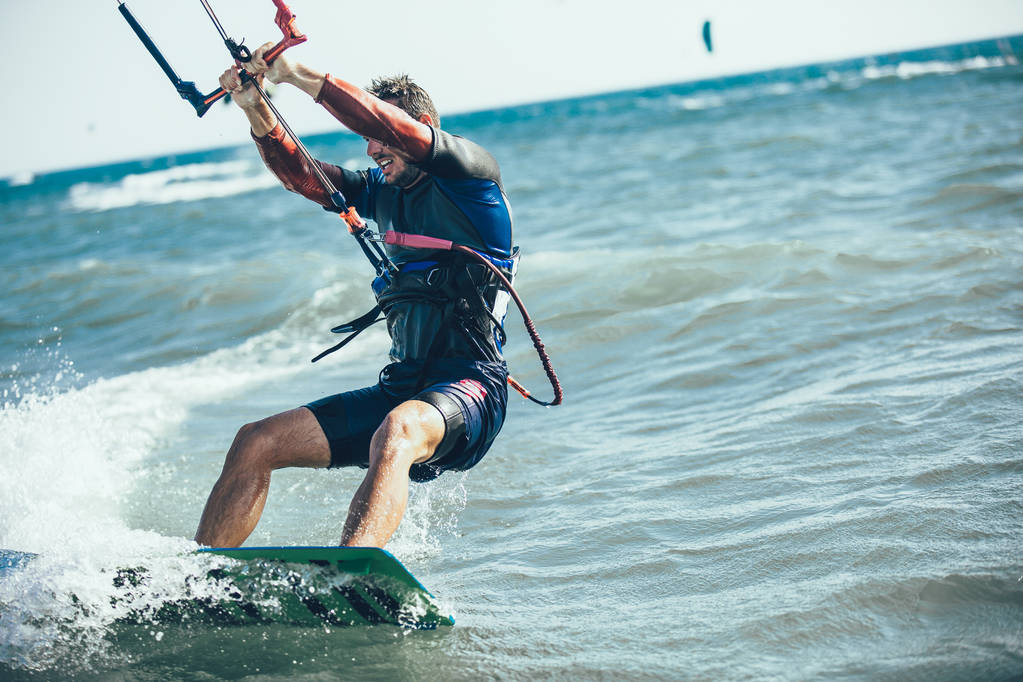 波浪海中 kiteboard 的人观