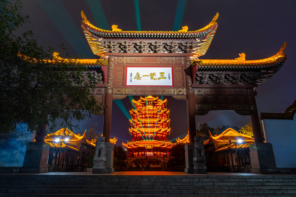 武汉黄鹤塔公园夜光秀丽