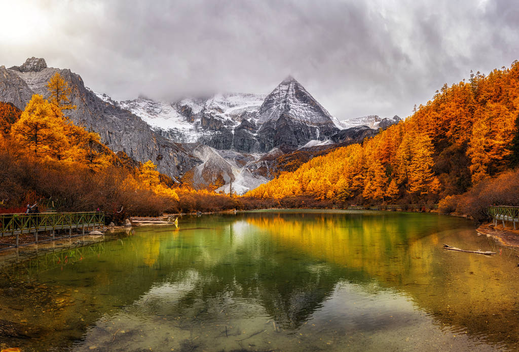 五彩缤纷的珠湖全景，是中国四川省西南道城县秋季雪山自然保护区内著名的旅游胜地和地标性概念