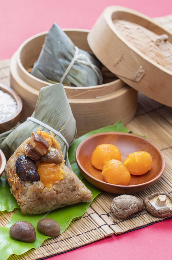 宗子（宗子）是中国传统的饭碗，由糯米制成，里面塞满了不同的填充物，用竹叶包裹图片