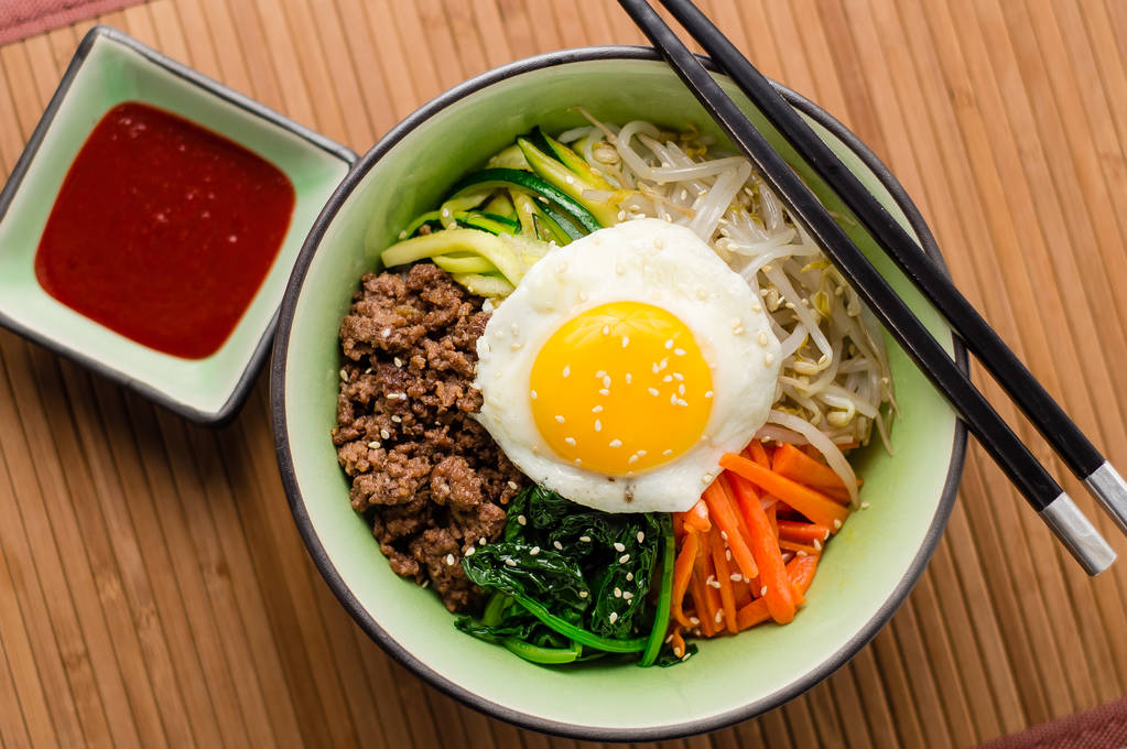 上面的石锅拌饭韩国食品